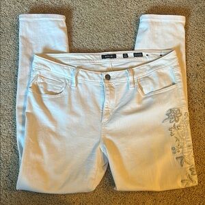 Miss Me White Skinny Jeans with Classic Style